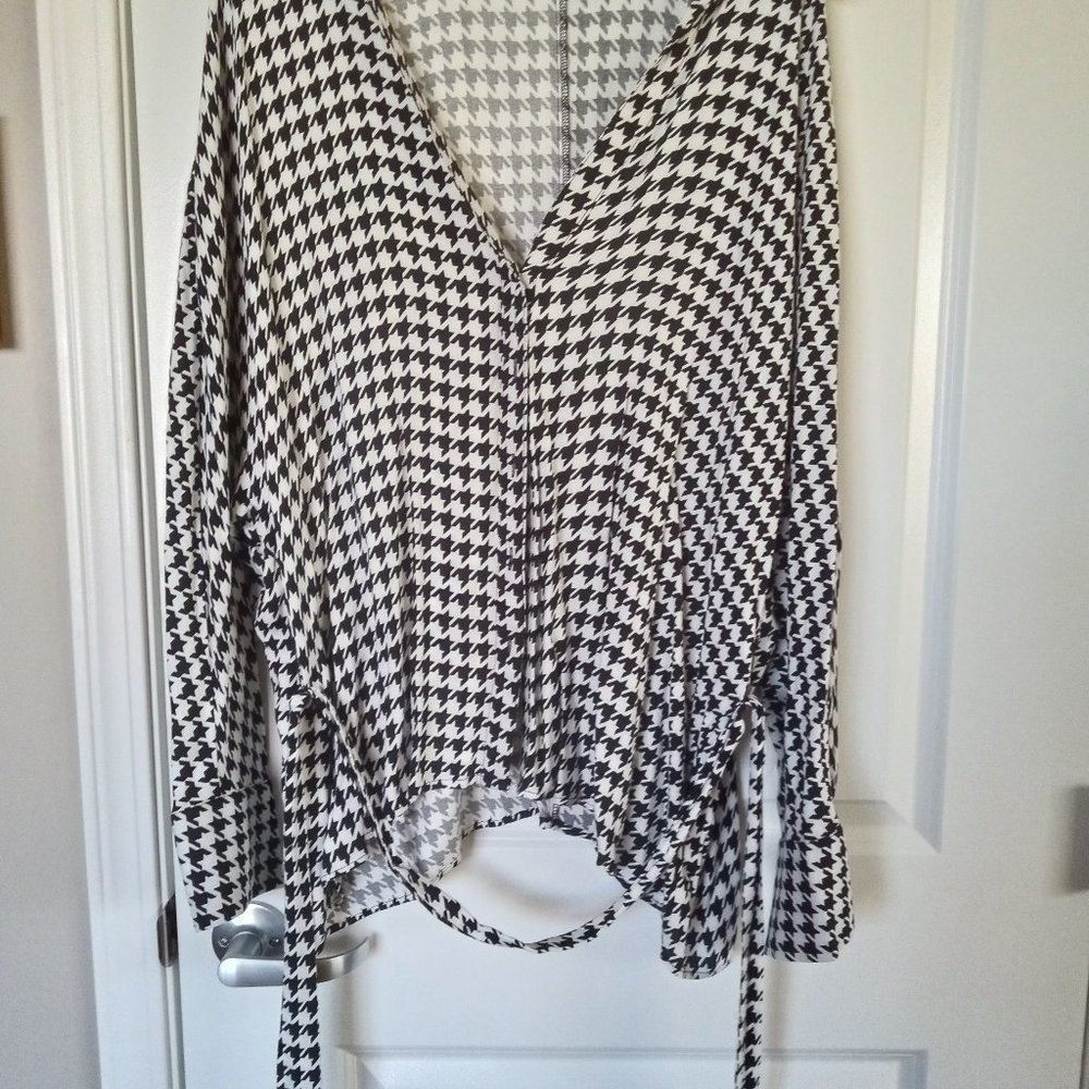 Long sleeve houndstooth blouse.